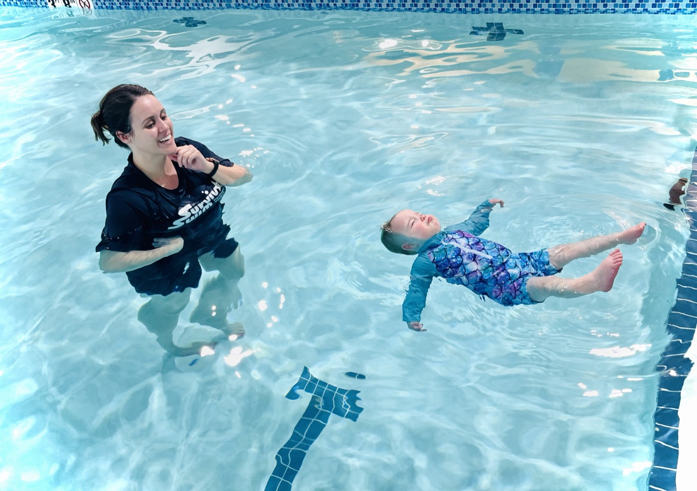 A toddler doing an independent back float during a survival swim lesson